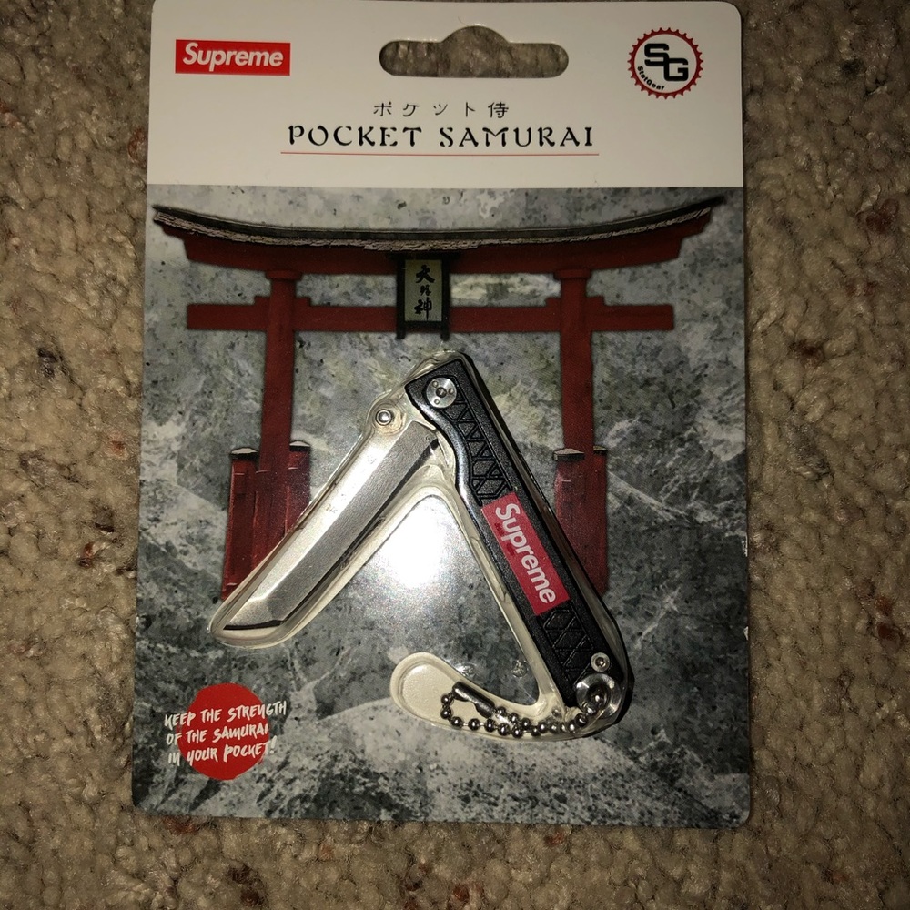Supereme pocket samurai